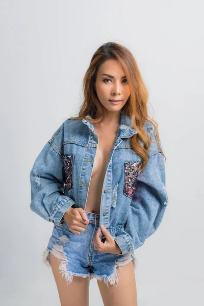 Mode Porträtt av vacker ung kvinna med Denim klänning — Stockfoto