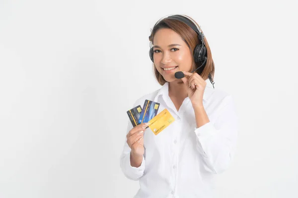 Žena call centrum s headset držení a kreditní kartou. — Stock fotografie