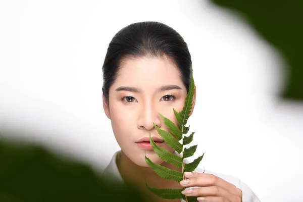 Schöne Frau mit grüner Pflanze. — Stockfoto