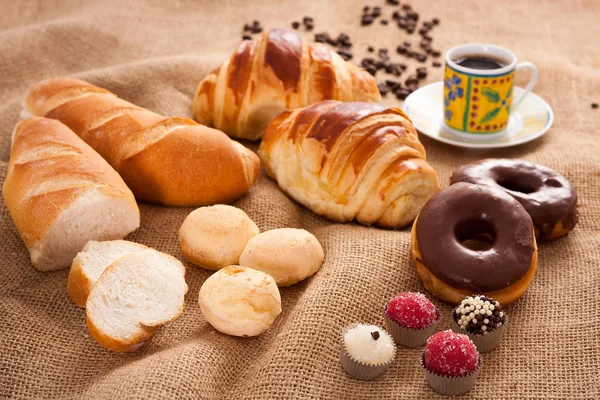 Ekmek ve tatlılar Brezilyalı fırın tarafından üretilen.
