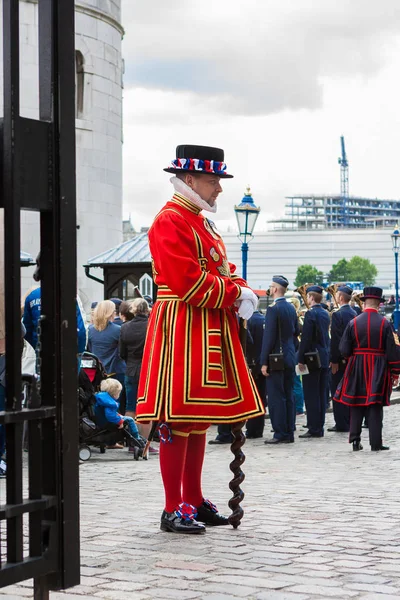 London England May 2014 Yeoman Guard Beefeaters Tower London — Stock Photo, Image