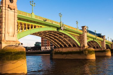 Tower Bridge ile thesouthwark köprü görünümü içinde belgili tanımlık geçmiş. güneşli bir günde Londra, İngiltere