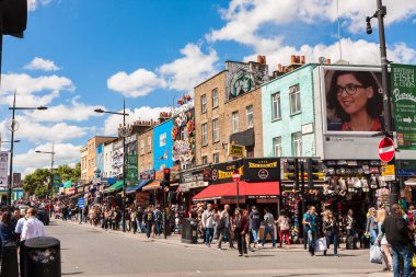 Londra, İngiltere. 25 Mayıs 2014. Camden Town Market, Camden Town.The yerde pazarlarda Mağazalar Ünlü alternatif kültür her hafta sonu 100.000 kişi tarafından ziyaret