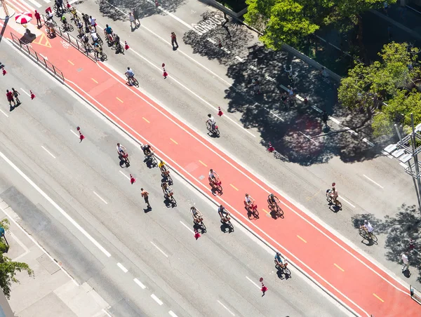 Sao Paulo Paulista Avenue hava görünümünü. Pazar günleri boş alan olur.
