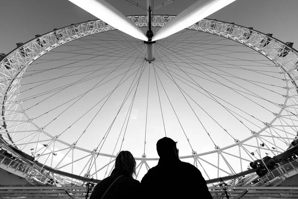 Londres Royaume Uni Mai 2014 Deux Touristes Regardent London Eye — Photo