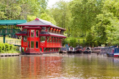 Londra, İngiltere. 25 Mayıs 2014. Kanal etrafında, Regents Park geleneksel İngiliz tekne ile ünlü Feng Shan yüzen Çin restoranı görünümünü yerleştirildi.