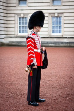 Londra, İngiltere. 27 Mayıs 2014. Kraliçe'nin resmi grubu adında İrlandalı Guard çok, geleneksel kırmızı postumdan şapkaları üniforma giyen
