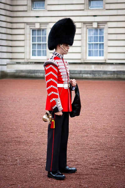 Londra, İngiltere. 27 Mayıs 2014. Kraliçe'nin resmi grubu adında İrlandalı Guard çok, geleneksel kırmızı postumdan şapkaları üniforma giyen