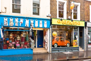 Londra, İngiltere. 28 Nisan 2014. Moda mağazaları ve Portobelo yol serin Restoranlar