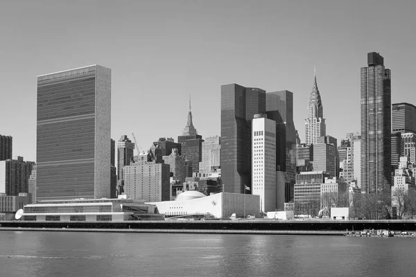 マンハッタンのスカイラインの国連の建物を強調表示 — ストック写真