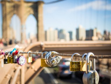 Brooklyn Köprüsü üzerinde aşk imzalamaya çiftler dating tarafından yerleştirilen asma kilitler