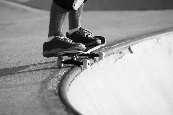 Skater Preparando Para Descer Tigela — Fotografia de Stock
