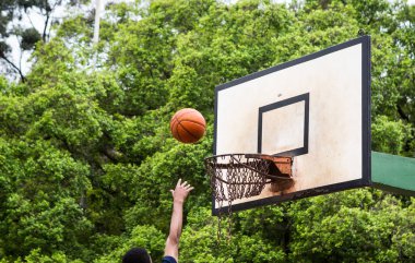 Basketbol parkta oynarken.