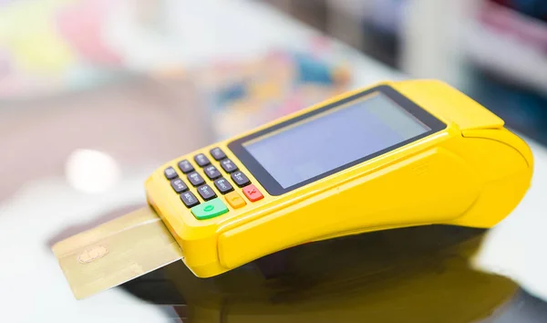 Máquina Cartão Crédito Com Fundo Bokeh — Fotografia de Stock