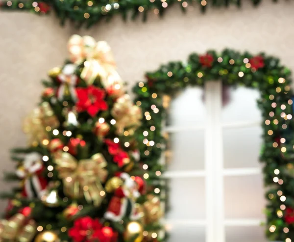 Chambre décorée avec arbre de Noël et guirlandes — Photo