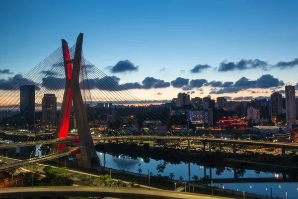 Octavio Frias de Oliveira, Sao Paulo, Brezilya bir askılı köprü Pinheiros Nehri üzerinde günbatımında köprüdür.