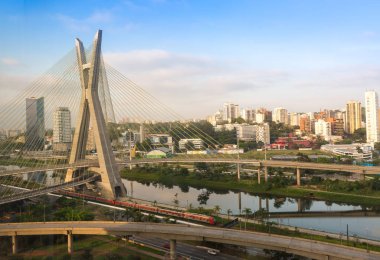 Octavio Frias de Oliveira, Sao Paulo, Brezilya bir askılı köprü Pinheiros Nehri üzerinde köprüdür