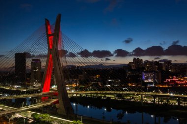 Octavio Frias de Oliveira, Sao Paulo, Brezilya bir askılı köprü Pinheiros Nehri üzerinde günbatımında köprüdür.