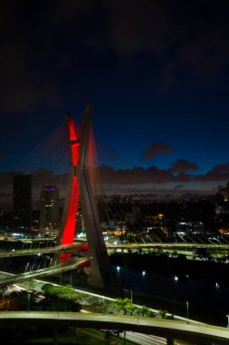 Octavio Frias de Oliveira, Sao Paulo, Brezilya bir askılı köprü Pinheiros Nehri üzerinde günbatımında köprüdür.