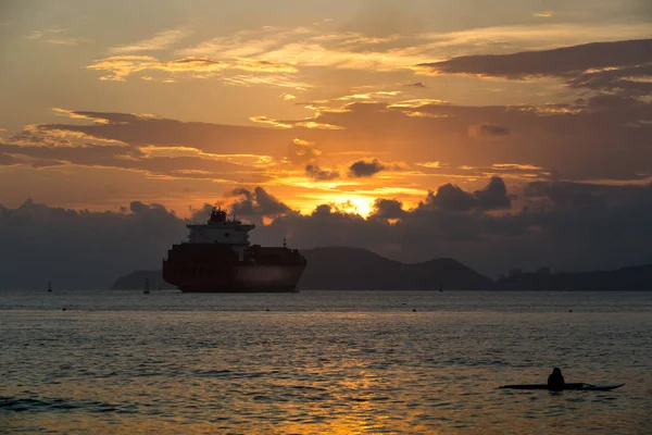 Грузовой Корабль Отправляющийся Порта Сантос Бразилия Наблюдаемый Серфером Время Захода — стоковое фото
