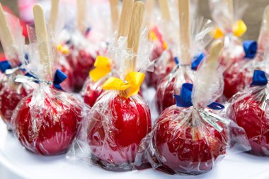 Karamelize elma Brezilya fuarlarda satılan. Love Apple ile bilinen.