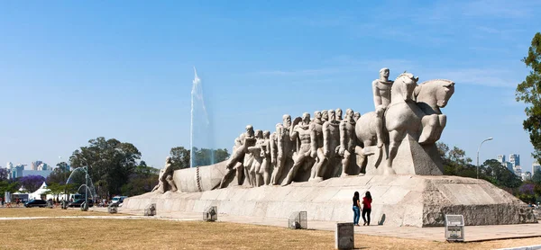 巴西圣保罗 2012年9月16日 班德拉斯纪念碑是意大利 巴西雕塑家维克多 布雷切雷特在巴西圣保罗伊比拉普埃拉公园入口处创作的大型雕塑 — 图库照片