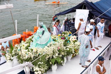 Santos, Brezilya. 18 Şubat 2018. Iemanja geçit töreninde deniz götürülüyor görüntüsü.