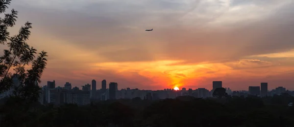 Vliegtuig voorbereiding om te landen in Sao Paulo — Stockfoto