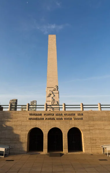 32人英雄陵墓的方尖碑, 也被称为方尖碑 — 图库照片