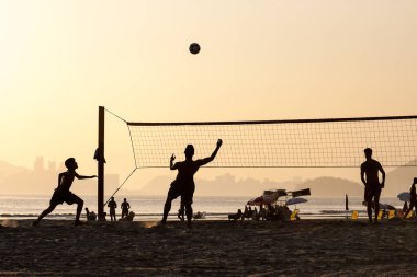 Plajda footvolley oynayan genç grup