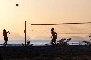 Plajda footvolley oynayan genç grup