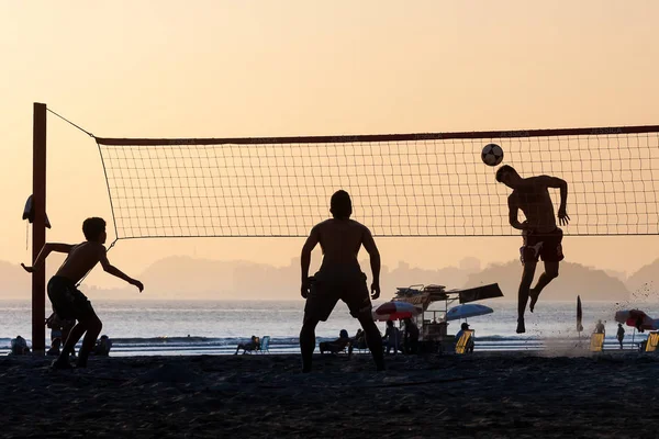 Grupa młodych ludzi grających w footvolley na plaży — Zdjęcie stockowe