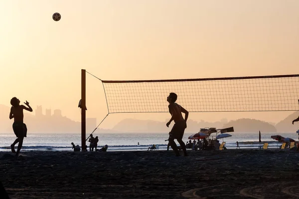 Grupo de jovens jogando footvolley na praia — Fotografia de Stock