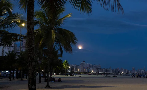 Inizio della notte con la luna piena — Foto Stock