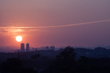 Sao PA kentinde gün batımı sırasında bir uçak tarafından sol contrail
