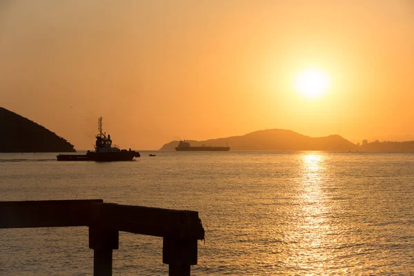 Rimorchiatore andare a prendere una nave durante il tramonto — Foto Stock