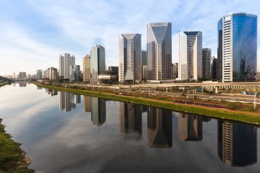 Modern binalar ile Marginal Pinheiros görünümü