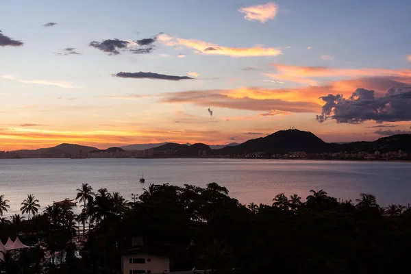 Guaruja sahilinde gün batımı, Brezilya