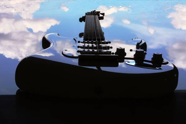 Elektrische gitaar drijvend in de lucht — Stockfoto