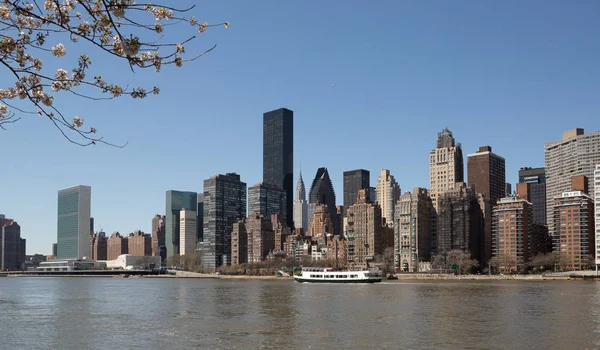 Vista parcial de Manhattan a partir da Ilha Roosevelt — Fotografia de Stock