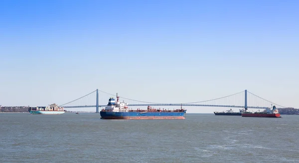 V ile New York Limanı girişinde tekne hareketi — Stok fotoğraf