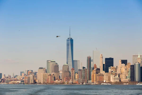 Skyline de Nueva York con helicópteros turísticos —  Fotos de Stock