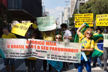Brezilyalı Protestocular Başkan Jair Bolsonaro destek. 