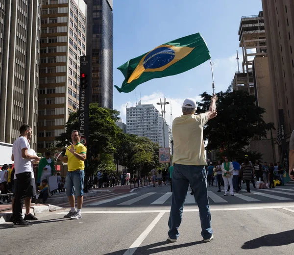 Manifestantes brasileiros apoiam Presidente Jair Bolsonaro . — Fotografia de Stock