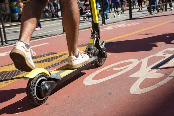 Los scooters eléctricos son una nueva opción de transporte urbano —  Fotos de Stock