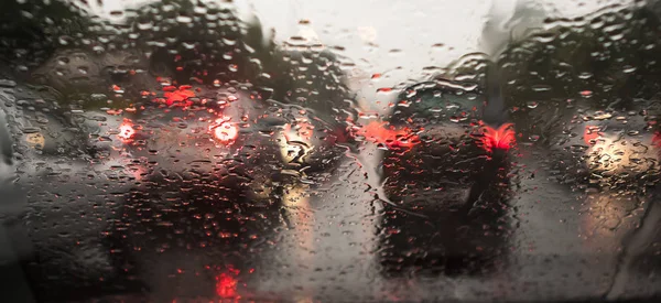 Yağmurlu bir günde transit durduruldu, arka plan