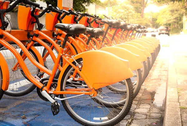 Location et partage de vélos garés dans la rue — Photo