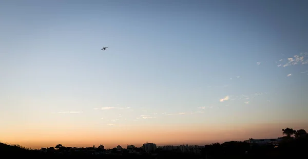 Die silhouette von sao paulo mit einem flugzeug — Stockfoto