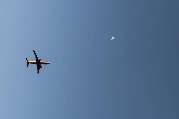 Avião Voador Linha Comercial Com Lua Nascente Fundo Durante Pôr — Fotografia de Stock