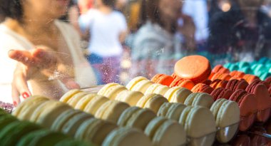 Satılık maruz renkli macaroons